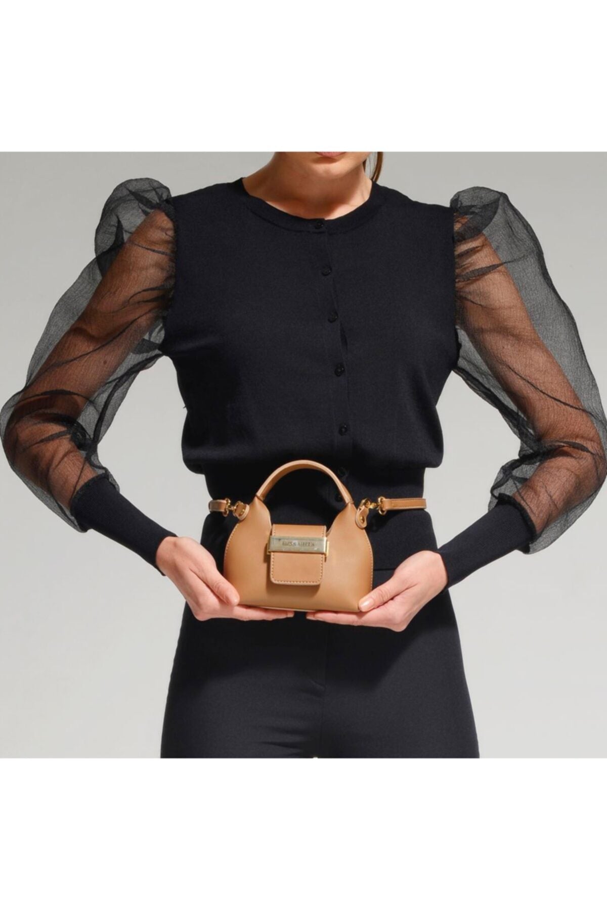 Camelfarbene, detailreiche Mikrotasche mit Anhänger