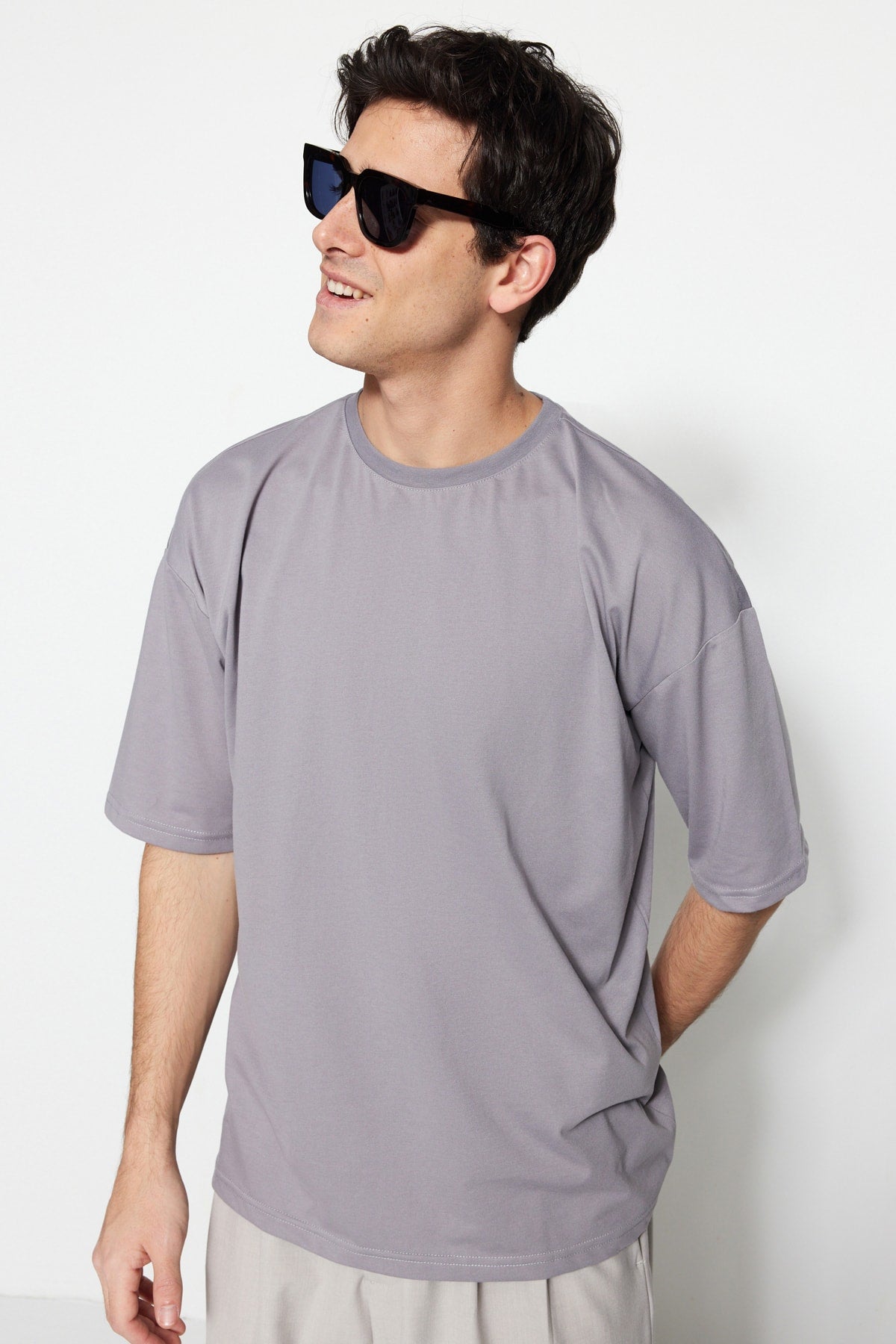 Graues Basic-T-Shirt mit Rundhalsausschnitt und kurzen Ärmeln für Herren