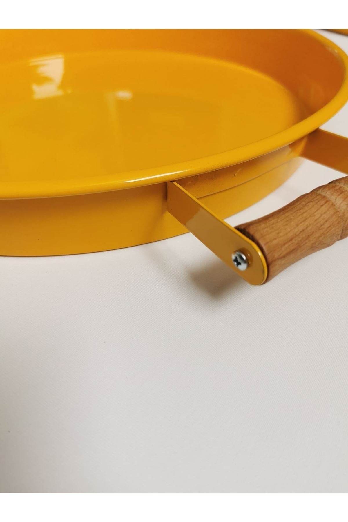 2 Liter 51 Cm And 37 Cm Wooden Handle Metal Round Yellow Tray Presentation Tray, Breakfast Tray