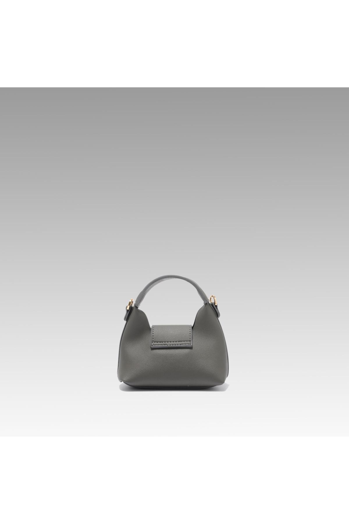 Schwarze Micro-Tasche mit hängendem Accessoire-Detail