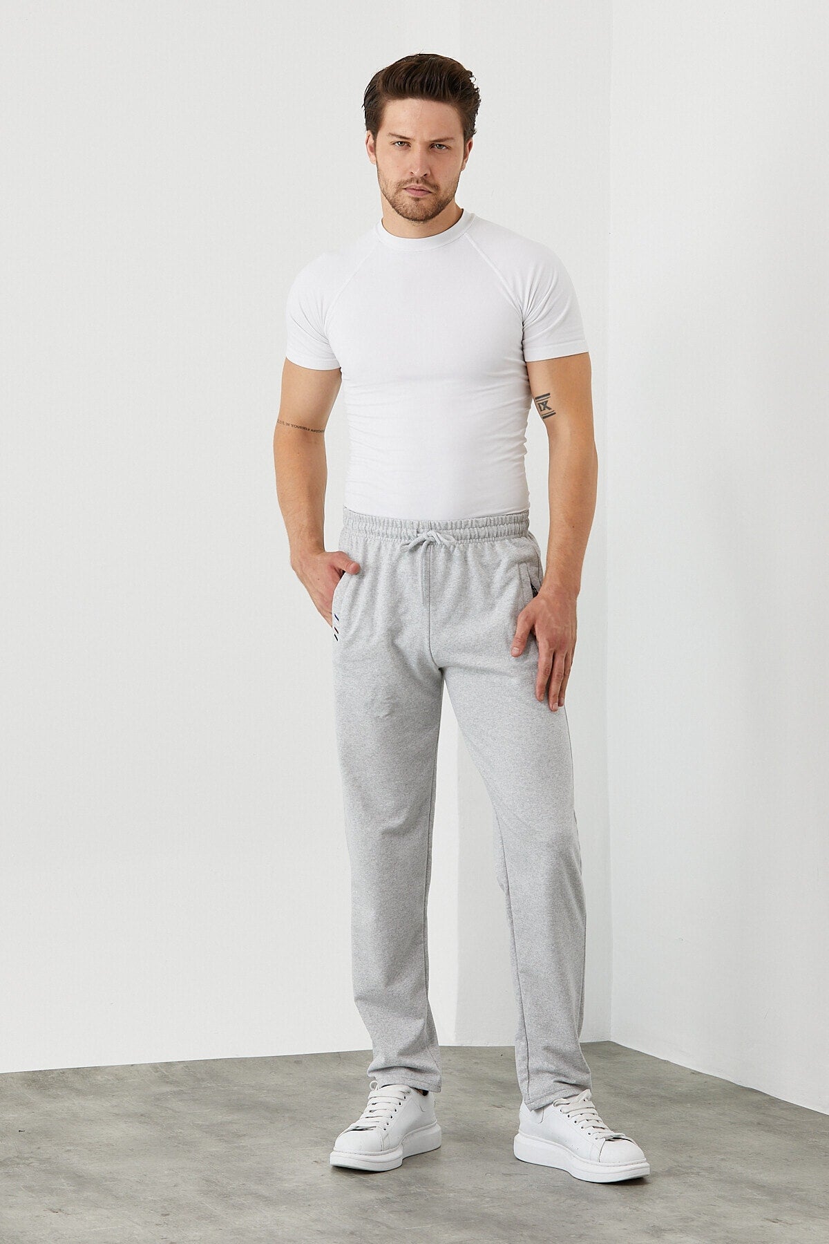 Graue Herren-Jogginghose mit Reißverschlusstasche und Stickerei-Detail und geradem Bein, lässige Passform