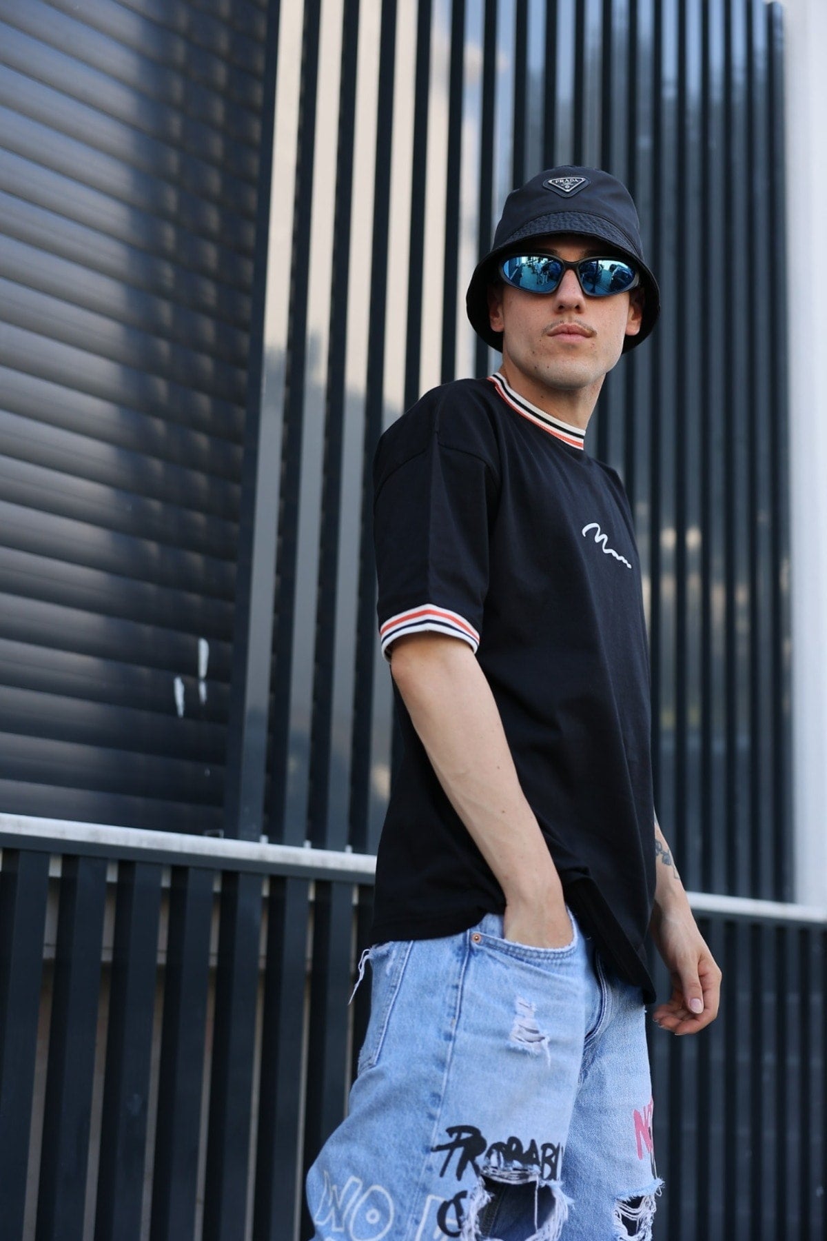 Herren-T-Shirt mit handgeschriebenem Muster und Kragen in Übergröße für die neue Saison