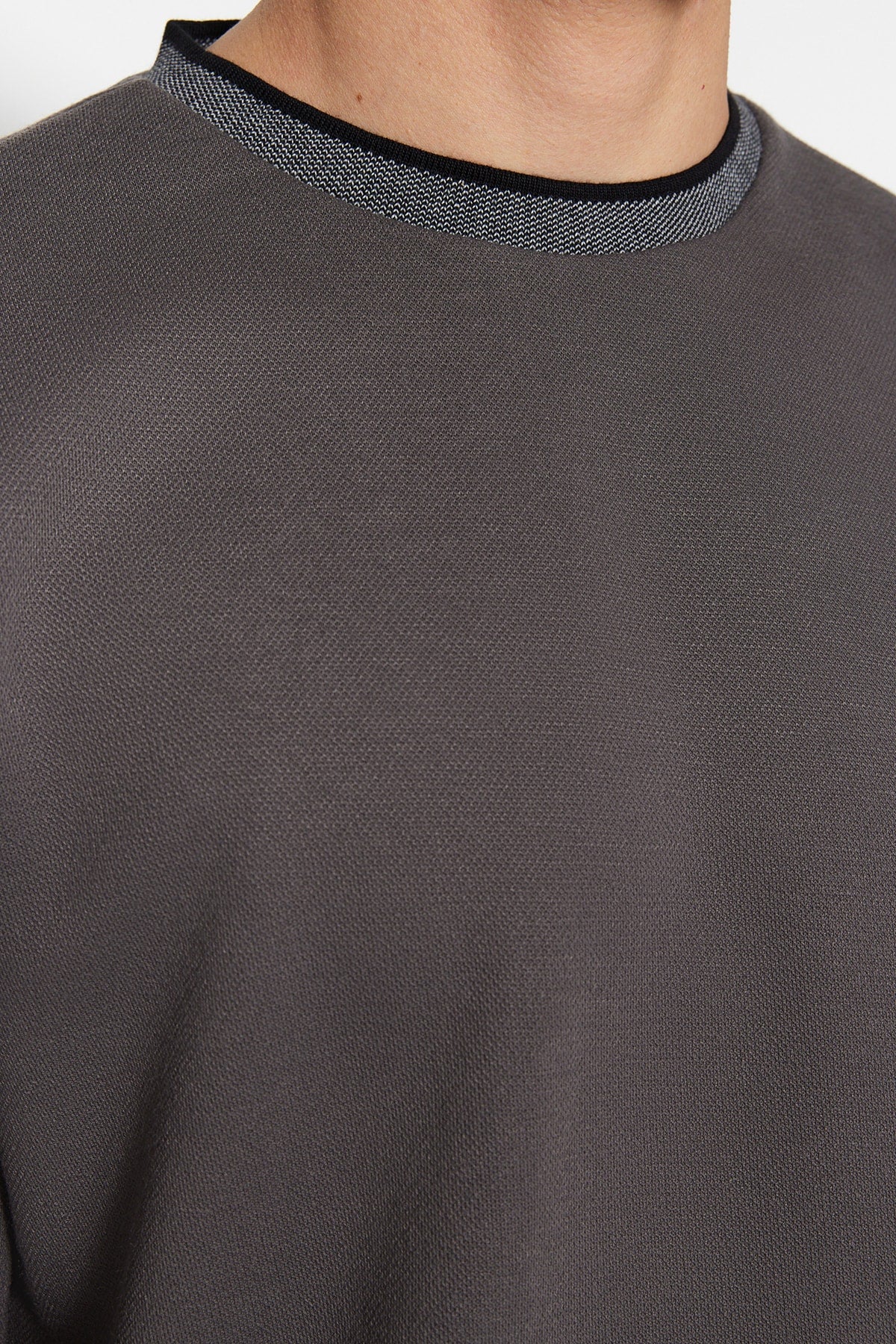 Limitierte Auflage Anthrazit Herren-T-Shirt aus Strickware mit Bündchen und strukturiertem Piqué, leger/bequem geschnitten