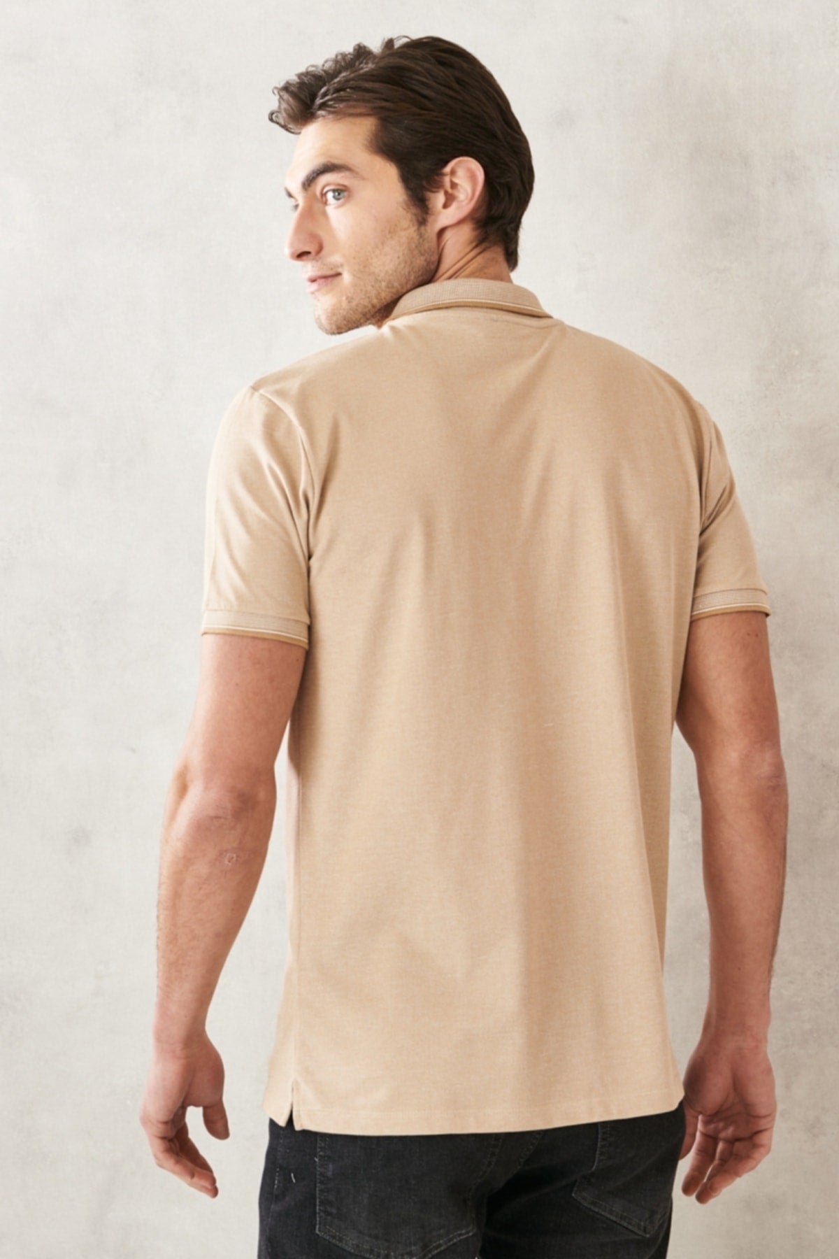  Мужская безусадочная хлопчатобумажная ткань Slim Fit Slim Fit Светло-бежево-белая футболка с воротником-поло с защитой от перекатывания