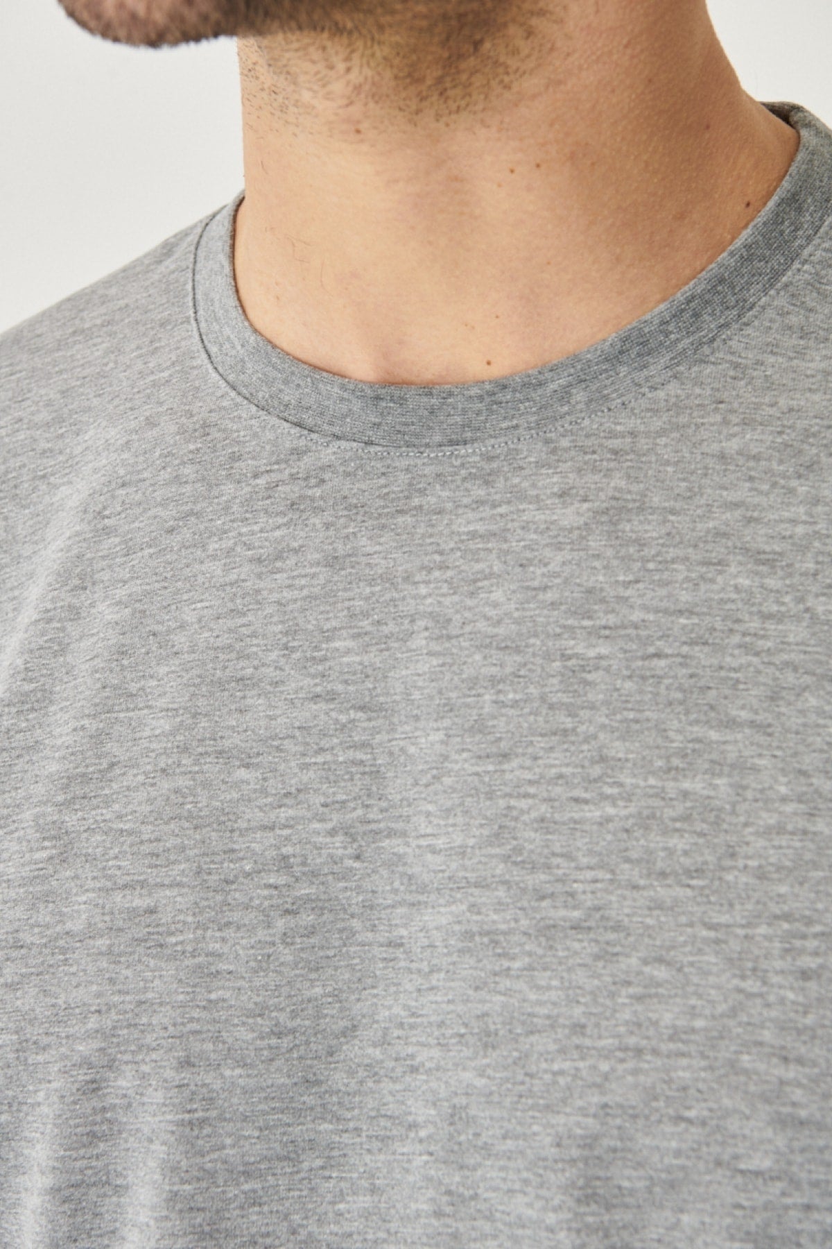  Мужская темно-серая хлопковая облегающая приталенная футболка с круглым вырезом и короткими рукавами