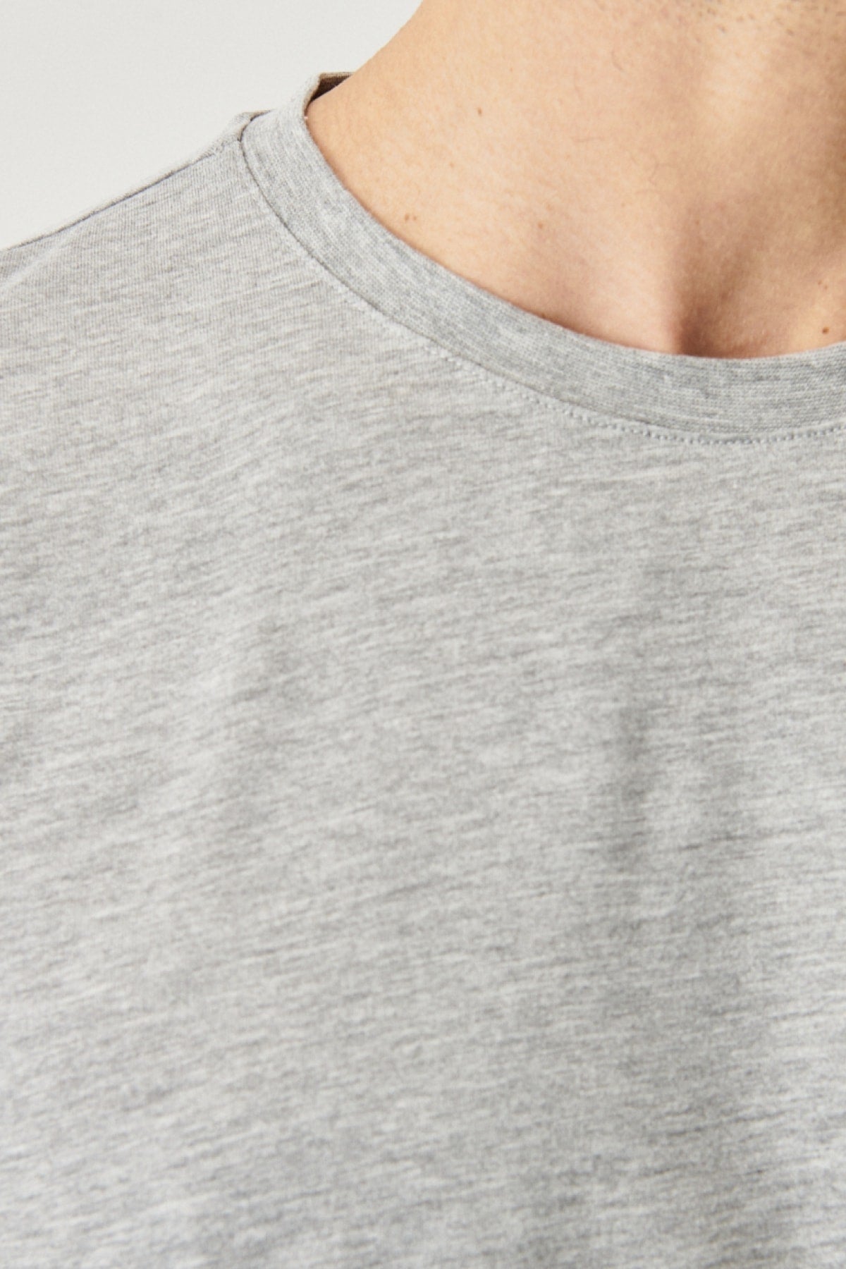  Мужская серая меланжевая хлопковая приталенная футболка узкого кроя с круглым вырезом и короткими рукавами