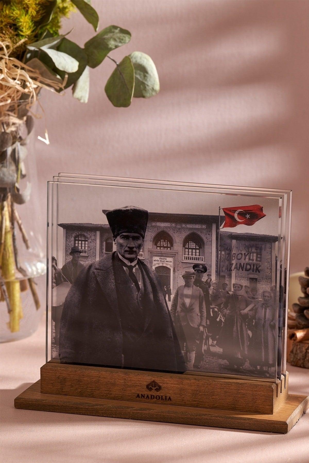 Atatürk And The Republic 3D Decorative Glass Object - Swordslife