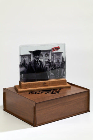 Atatürk And The Republic 3D Decorative Glass Object - Swordslife