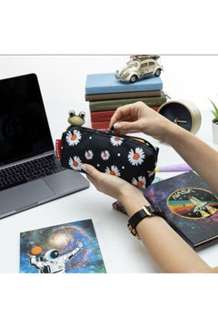 Daisy-printed pencil and makeup bag with zip closure